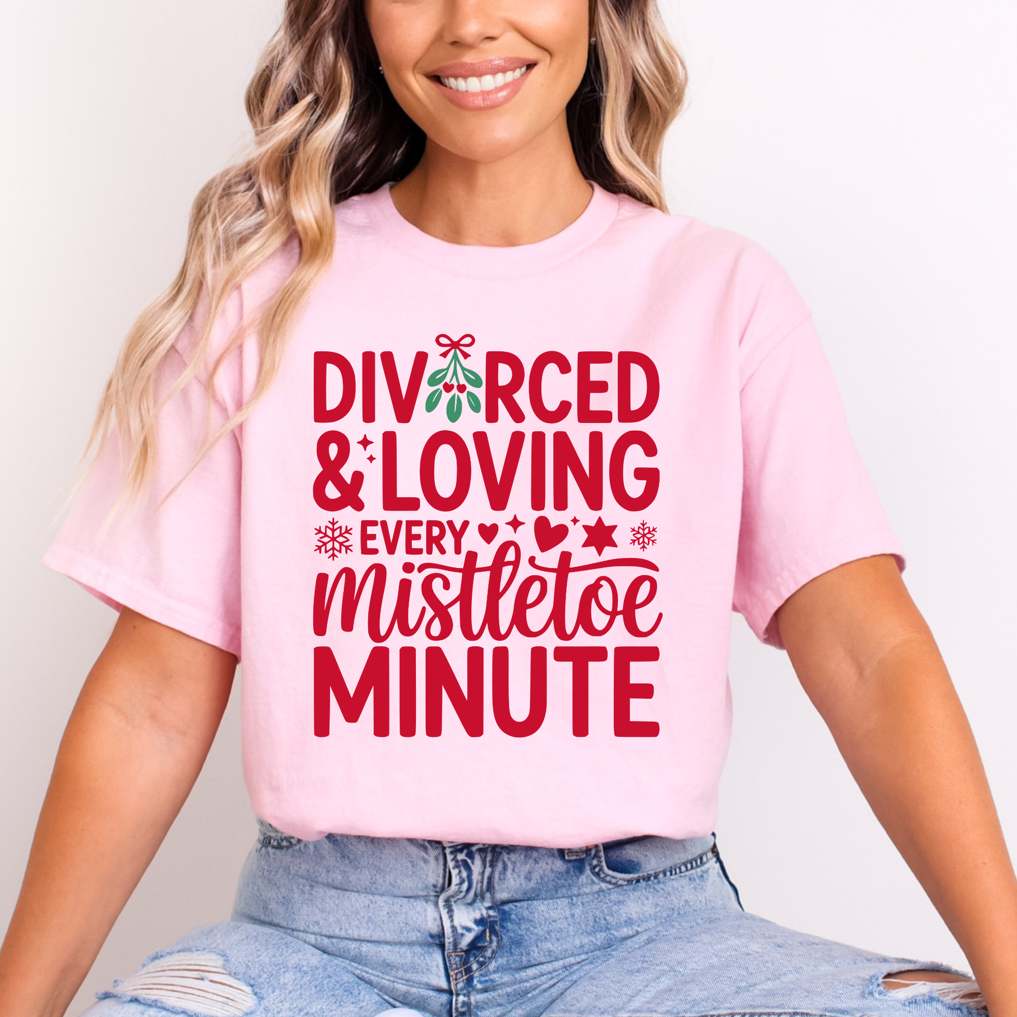 Divorced & Loving Every Mistletoe Minute T-Shirt | Funny Xmas Gift