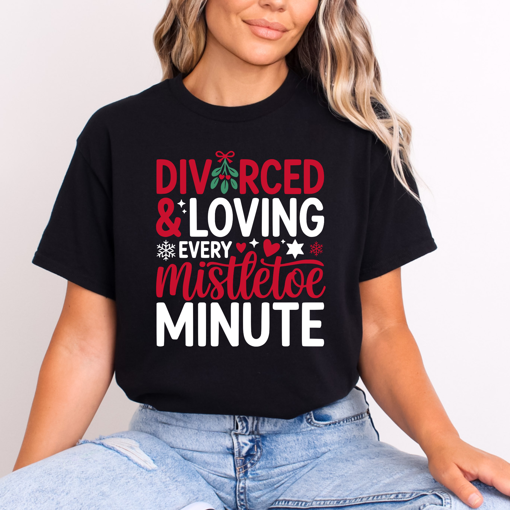 Divorced & Loving Every Mistletoe Minute T-Shirt | Funny Xmas Gift