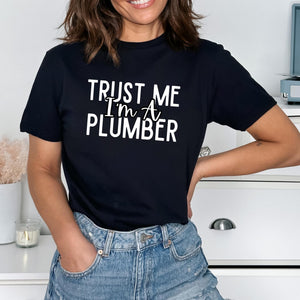 a woman wearing a t - shirt that says trust me i'm a plum
